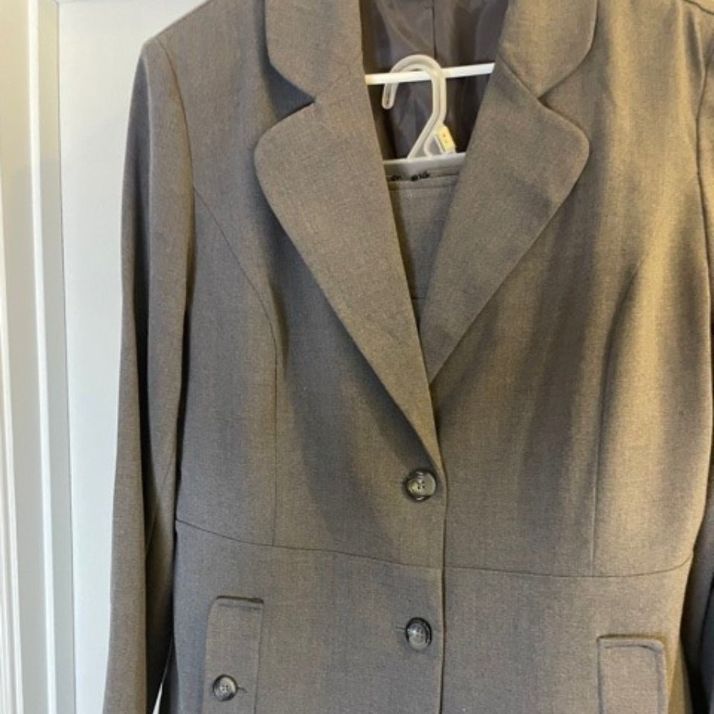 Harve Bernard grey suit size 14